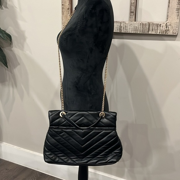 Urban Expressions  Black Puffer Crossbody Women’s Purse With Goal Chain Straps - Picture 3 of 10